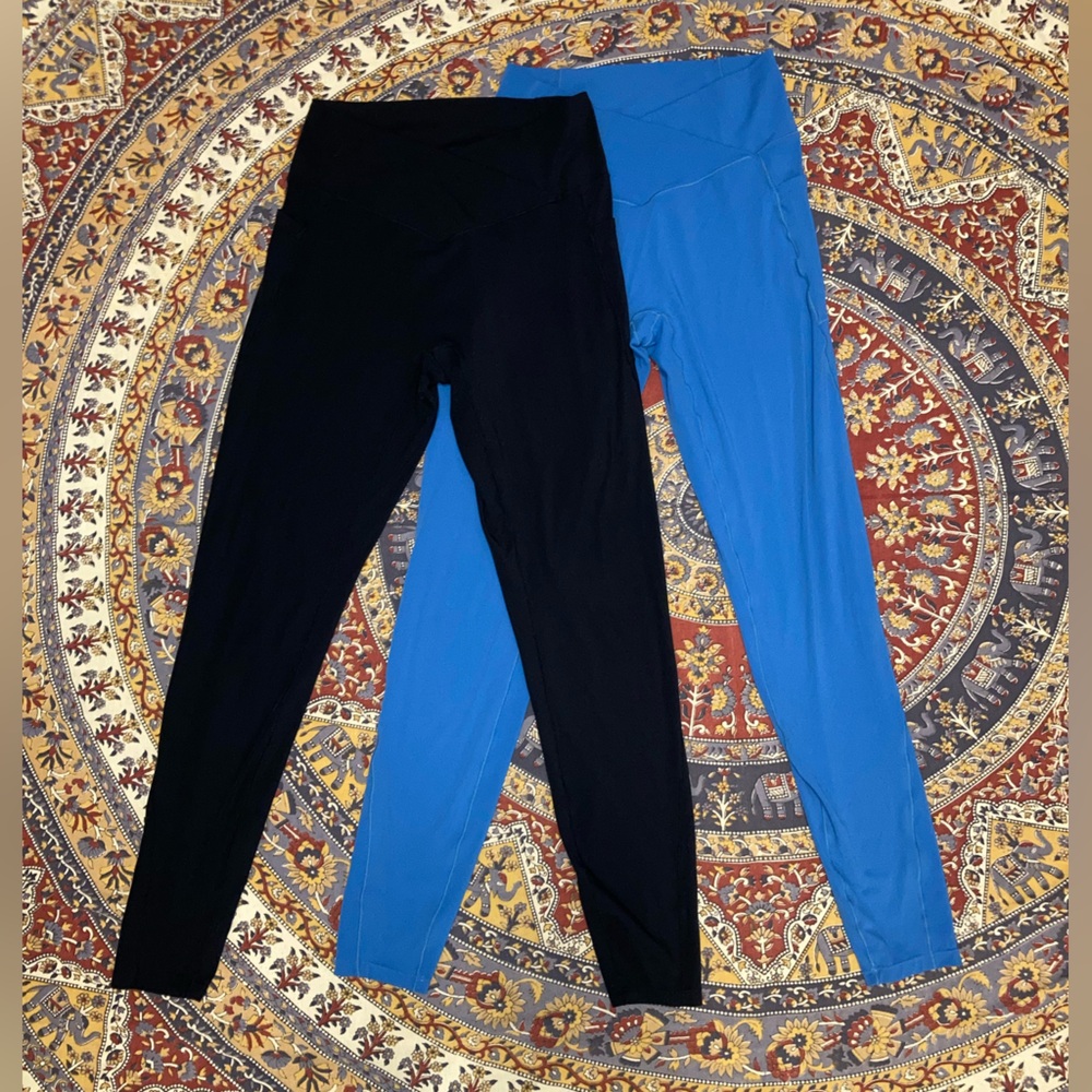 Pair of HALARA Everyday Cloudful™ Fabric 3.0 Crossover Pocket Plain Leggings
